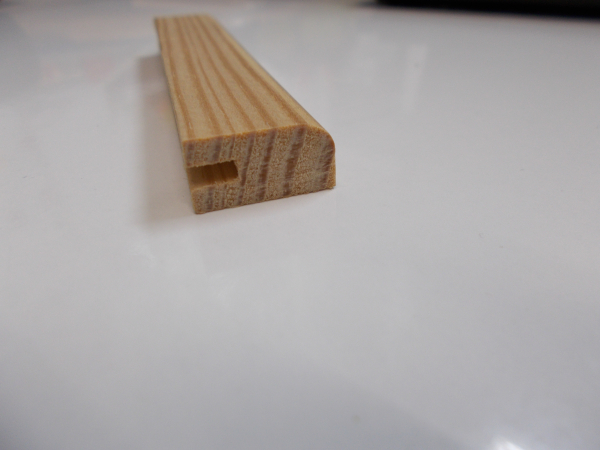 Holzleiste mit Nut für Dichtung zur Abdichtung von Türen und Fenstern