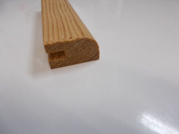 Holzleiste mit Nut für Dichtung zur Abdichtung von Türen und Fenstern